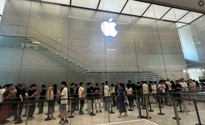 HMG娛樂:蘋果iPhone17開售:黃牛圍堵門店“接頭”交易,Pro Max加價近千元成爆款
