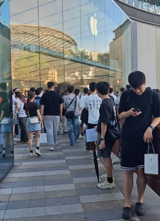 HMG娛樂:蘋果iPhone17開售:黃牛圍堵門店“接頭”交易,Pro Max加價近千元成爆款