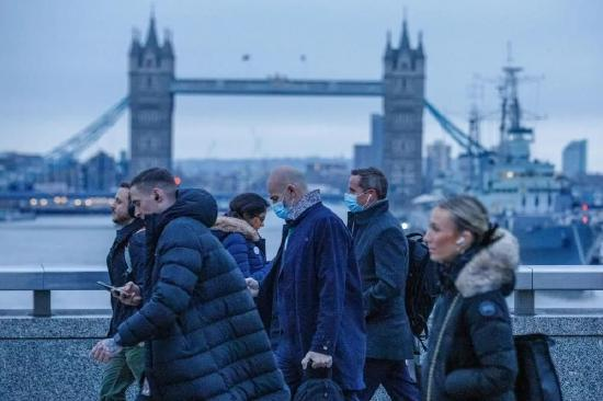 英国经济衰退风险上升产出下滑 预算赤字创纪录高位